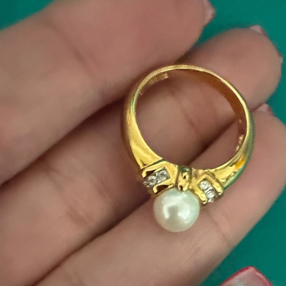 Avon Goldtone pearlesque ring with crystal accents - Picture 4 of 4